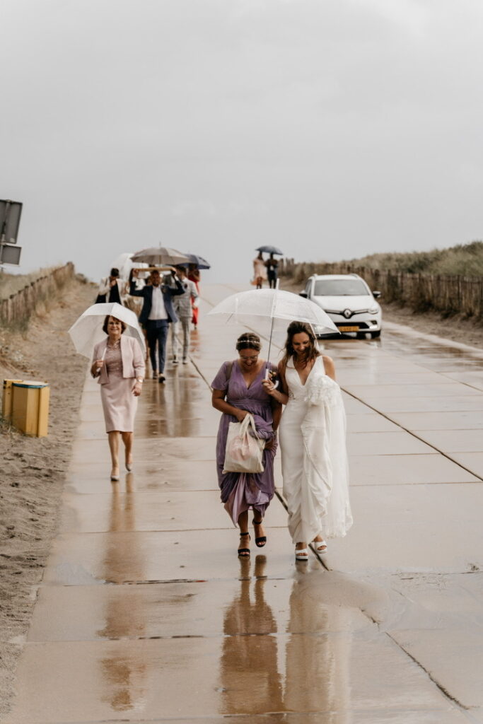Trouwambtenaar Elianne trouwt ceremonieel op het strand